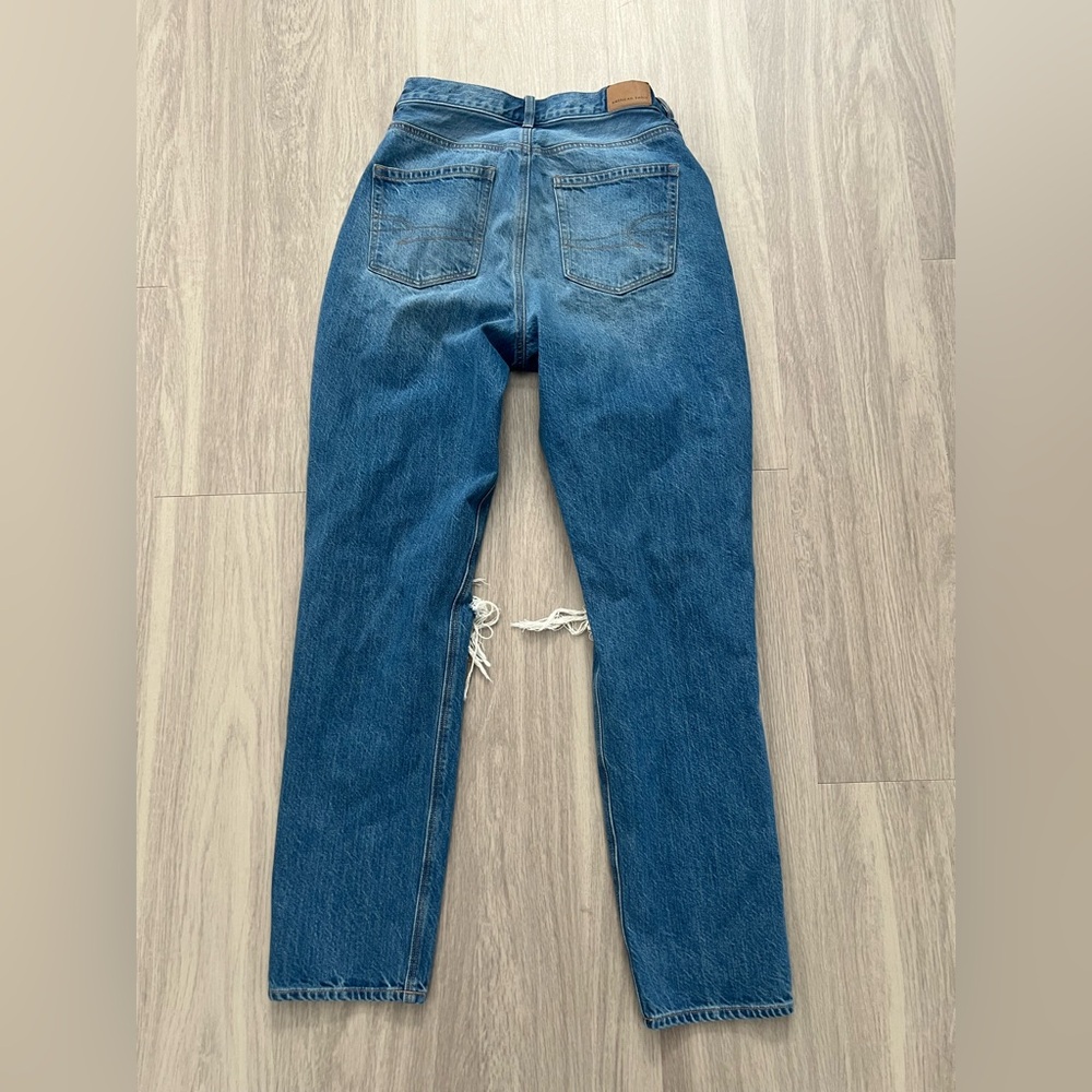 American Eagle Highest Rise Mom Jeans Size 4 Long Distressed Medium Wash - Picture 2 of 7